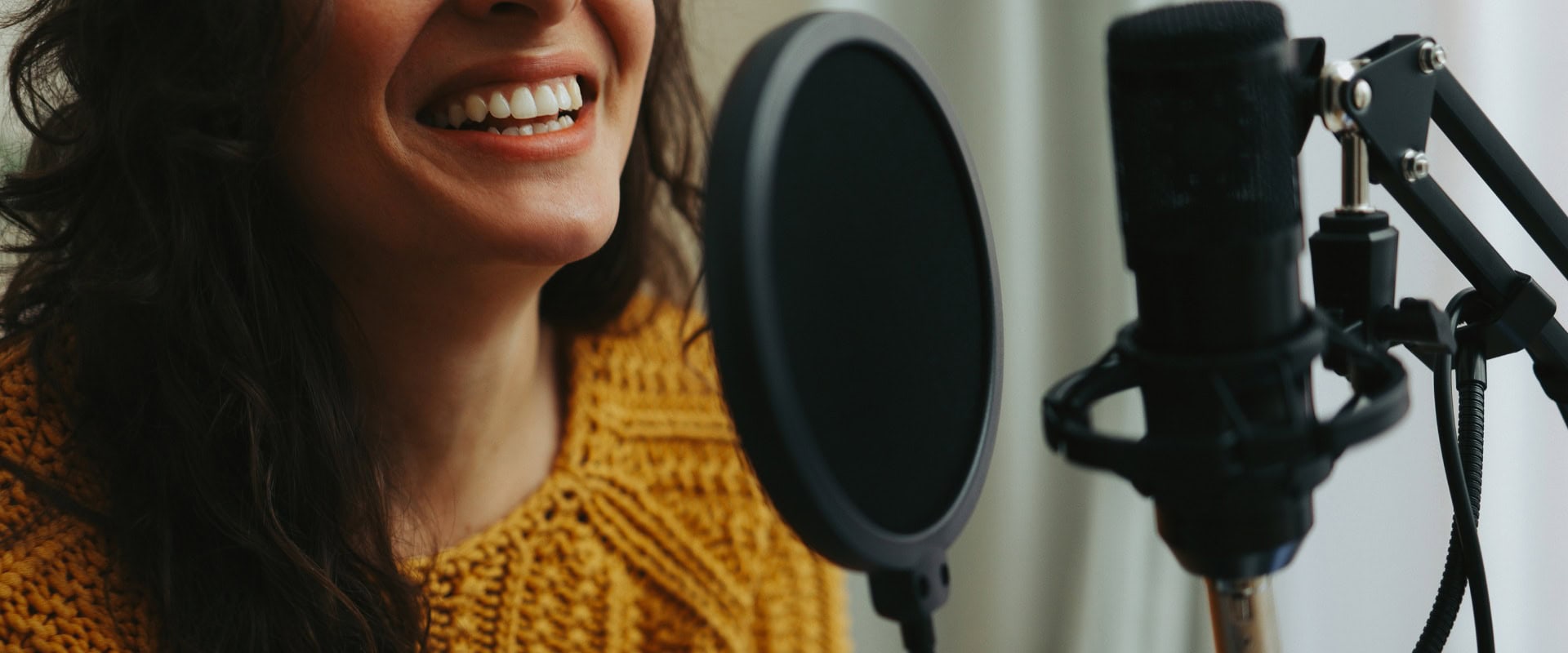Junge Frau synchronisiert Voiceover für Broadcast Stream Live Show